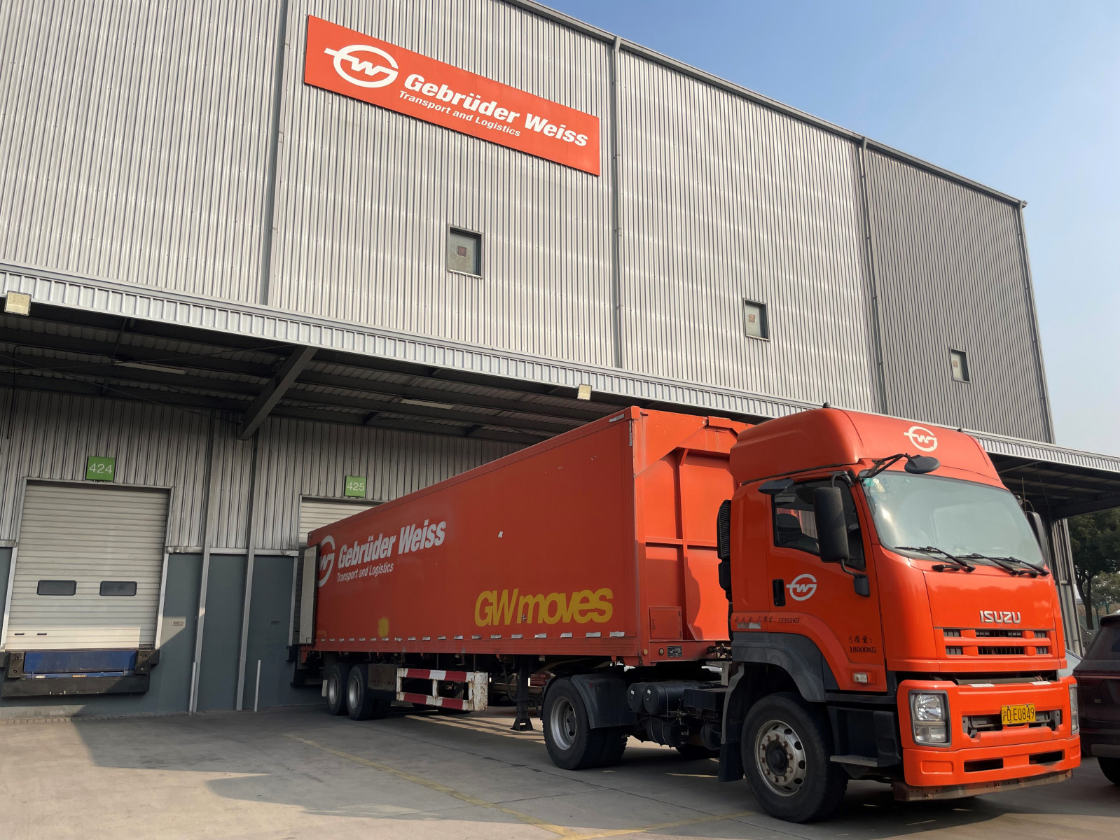 Gebrüder Weiss, online platforms, logistics service providers, Jingdong (JD.com), warehouse solutions, Chinese market, logistics warehouses